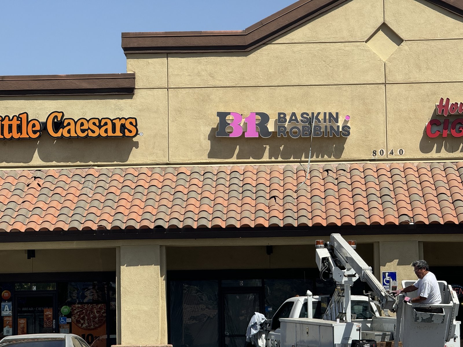 Baskin-Robbins Bakersfield storefront sign