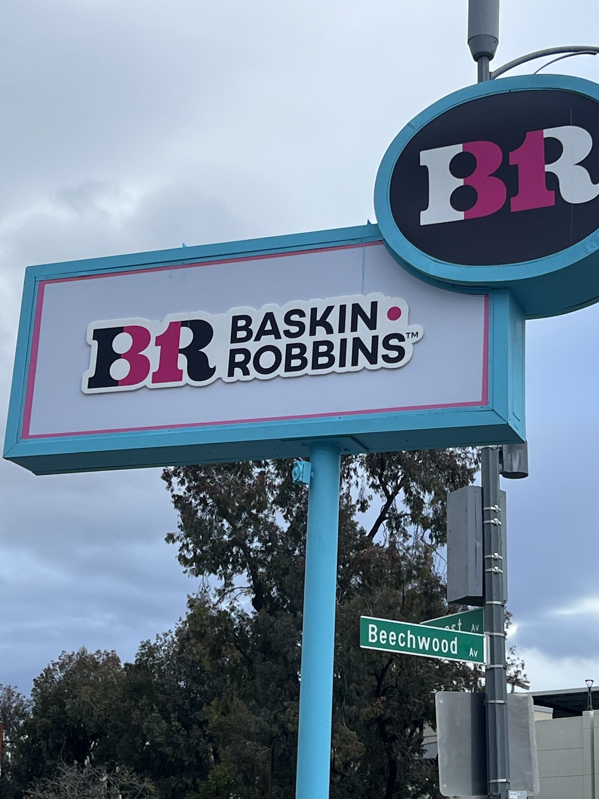 Baskin-Robbins San Jose Beechwood pylon sign