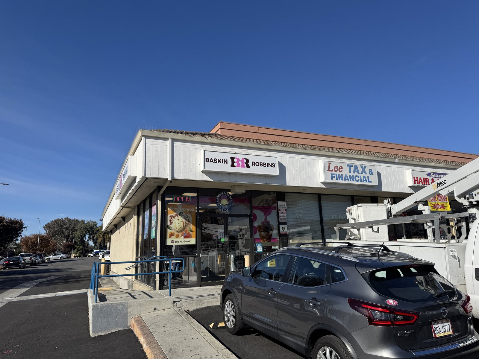 Baskin-Robbins San Jose White Road storefront sign in daylight