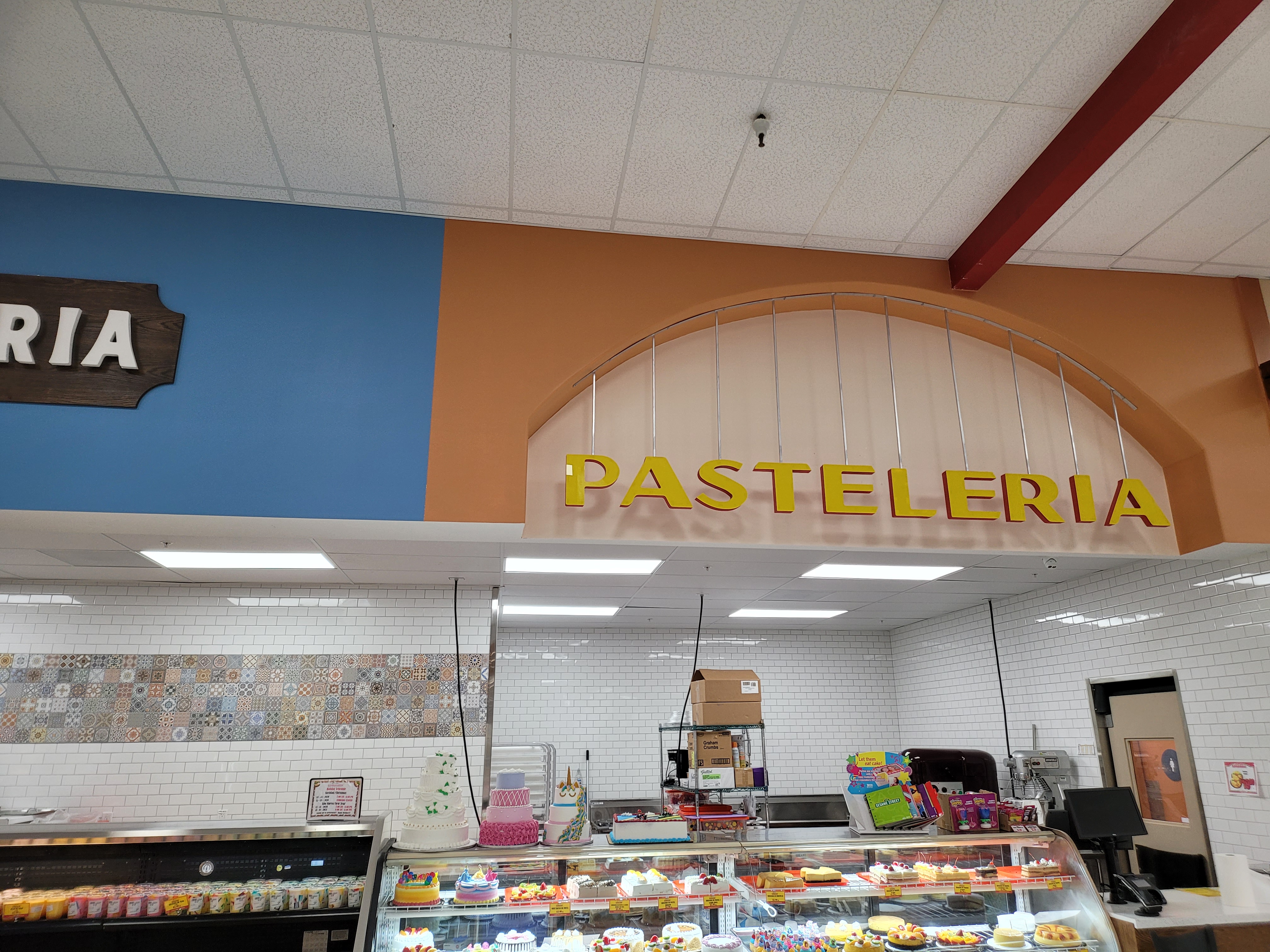 Pastelería dimensional letters on arch