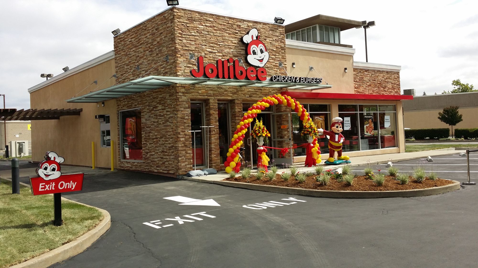 Channel letter signage for Jollibee in Sacramento